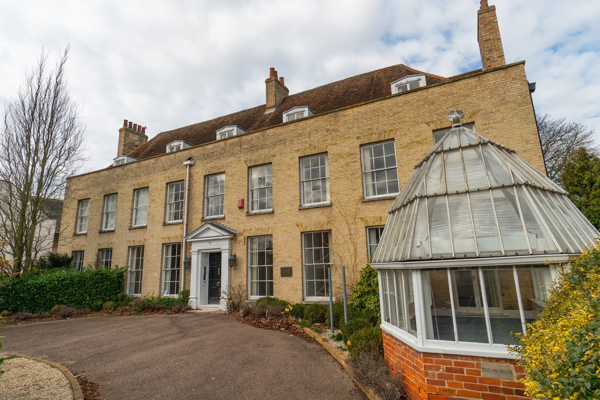 Roslyn House front entrance and conservatory